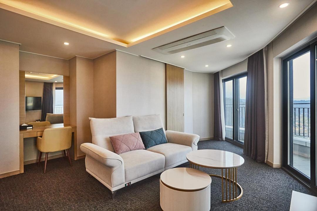 Chuncheon Eston Hotel Bagian luar foto
